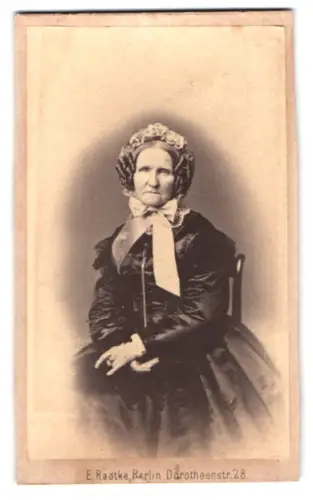 Fotografie E. Radtke, Berlin, Dorotheenstr. 28, Ältere Dame auf Stuhl, 1873