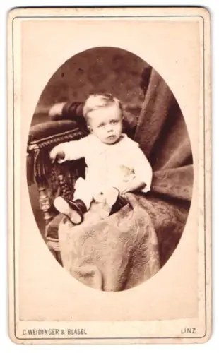 Fotografie C. Weidinger & Blasel, Linz, Promenade, Portrait vom Kleinkind Rudolf Nebinger, 1881