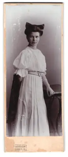 Fotografie Wertheim, Berlin, Leipziger Strasse, Hedwig Sasse im eleganten Kleid