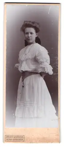 Fotografie Wertheim, Berlin, Leipziger Strasse, Hildegard in eleganter Robe