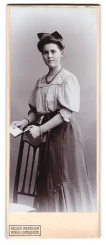 Fotografie Atelier Wertheim, Berlin, Leipziger Strasse, Luise mit Schleife und Brief 1907