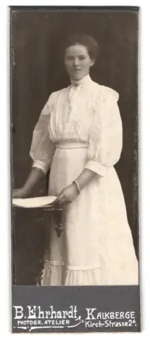 Fotografie B. Ehrhardt, Kalkberge, Kirch-Strasse 2A, Frieda Jöras in elegantem Kleid 1908