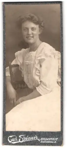 Fotografie Carl Steinert, Helmstedt, Schützenwall 31, Edith Willecke im weissen Kleid 1911