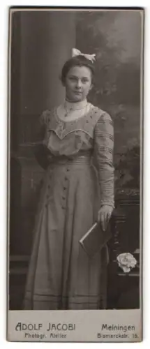 Fotografie Adolf Jacobi, Meiningen, Bismarckstr. 15, Porträt einer Dame mit Buch 1910