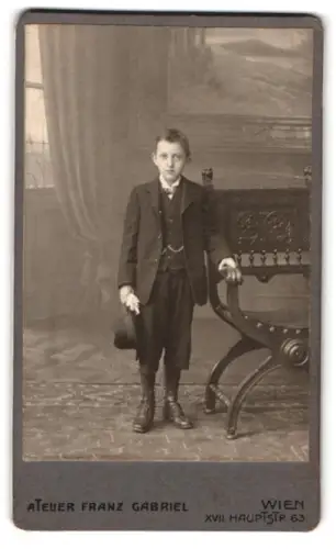 Fotografie Franz Gabriel, Wien, Hauptstrasse 63, Junge mit Stuhl