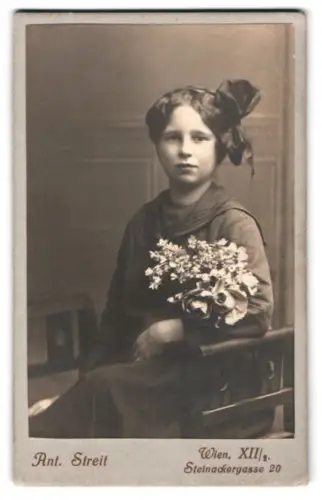 Fotografie Ant. Streit, Wien, Steinackergasse 20, Porträt eines Mädchens mit Blumenstrauss