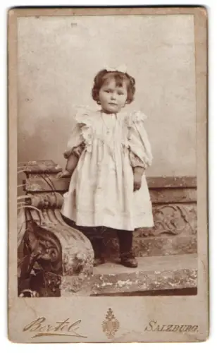 Fotografie Eduard Bertel, Salzburg, Friederl als Mädchen 1897