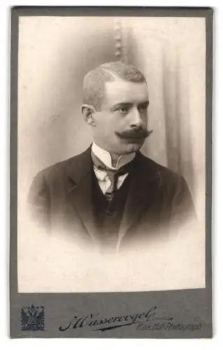 Fotografie J. Wasservogel, Olmütz, Oberring 7, Porträt von Heinrich Seifer 1908