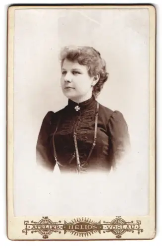 Fotografie Atelier Helios, Vöslau, Kirchenplatz, Porträt Toni Huhs 1900