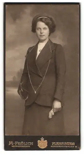 Fotografie M. Frölich, Flensburg, Norderhofenden 9, Porträt von Helene Ramm 1913