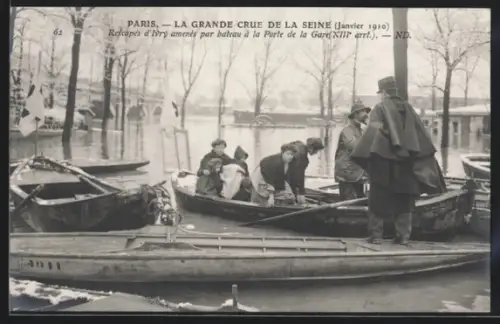 AK Paris, La Grande Crue de la Seine 1910, Rescapes d`Ivry amenes par bateau a la Porte de la Gare