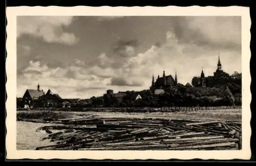AK Frauenburg am Frischen Haff, Teilansicht der Stadt und geflösstes Holz im Vordergrund