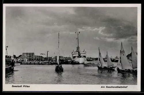 AK Pillau, Seedienstbahnhof mit festgemachtem Passagierschiff