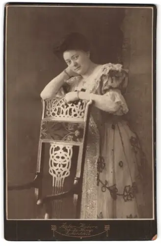 Fotografie Atelier Modern, Aschersleben, Olga lehnt an elegantem Stuhl