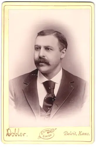 Fotografie L. F. Dobler, Beloit, Portrait von Hermann Baer mit Anzug
