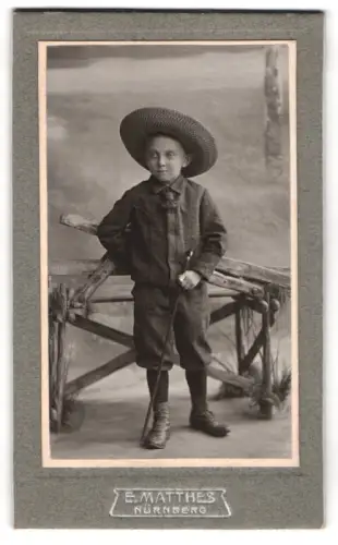 Fotografie E. Matthes, Nürnberg, Konrad mit Strohhut im Jahr 1907