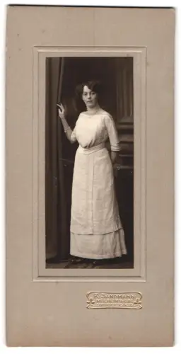 Fotografie R. Sandmann, Mülheim a. d. Ruhr, Eppinghoferstrasse 80, Helena im langen Kleid im Jahr 1912