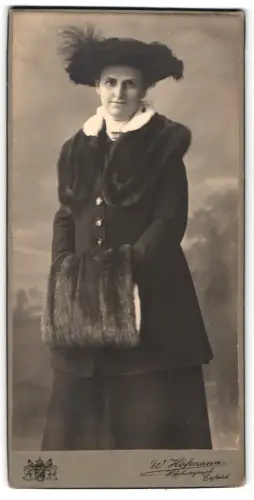 Fotografie W. Hofmann, Erfurt, Anger 23, Auguste Vogelbein in eleganter Winterkleidung