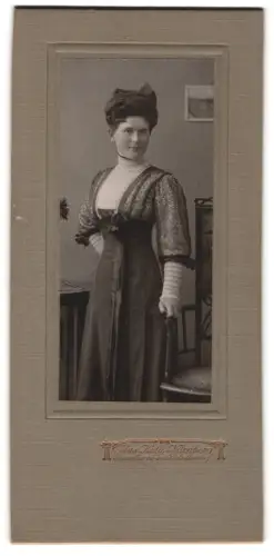 Fotografie Max Kolb, Nürnberg, Frauenthor, Helena im Kleid