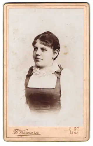 Fotografie F. Vismara, Linz, Altstadt 17, Porträt einer jungen Frau