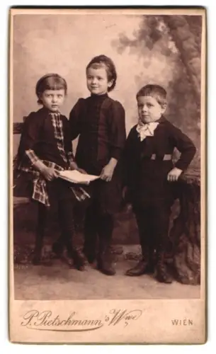 Fotografie P. Pietschmann, Wien, Praterstrasse, Kindergruppe mit Karl in feiner Kleidung im März 1890