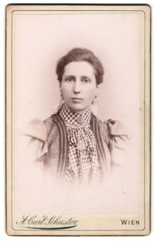 Fotografie H. Carl Schuster, Wien, Portrait von Juliana W.