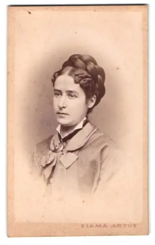 Fotografie Firma Artôt, Wien, Mariahilf Hauptstrasse 33, Porträt einer Frau mit kunstvoller Frisur im Jahr 1876