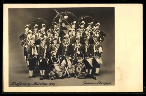 AK München, Der Schäfflertanz 1949 zur Erinnerung an das Erlöschen der Pest 1517, Fahnen-Gruppe
