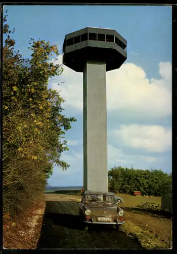 AK Zimmerau-Sternberg, Volkswagen VW 1500 vor dem Aussichtsturm am Büchelberg
