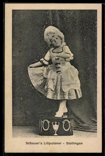 AK Scheuer's Liliputaner-Stellingen, Mädchen im Kostümkleid