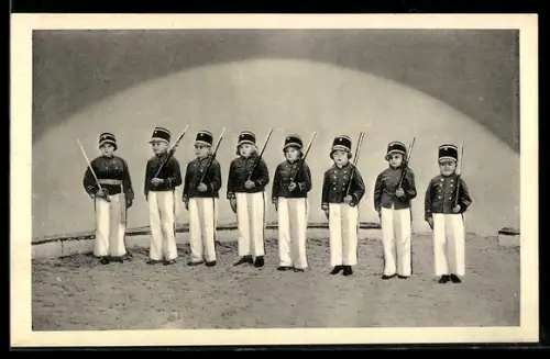 AK Liliputaner in Uniform und mit Gewehren, Dietrichs Liliputstadt und Zirkus