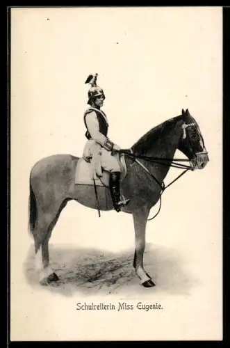 AK Schulreiterin Miss Eugenie mit Helm auf ihrem Pferd, Pferdesport