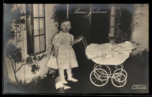 AK Prinzessin Juliana von den Niederlanden als kleines Mädchen mit Puppenwagen und Fahne