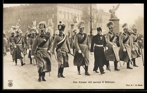 AK Kaiser mit seinen sechs Söhnen in Uniformen