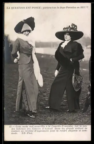 AK Mode 1911, zwei Damen posieren im Hosenrock u. Blazer mit Hut u. Handtasche