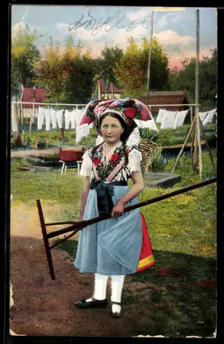 AK Spreewälderin in Tracht auf dem Weg zur Arbeit