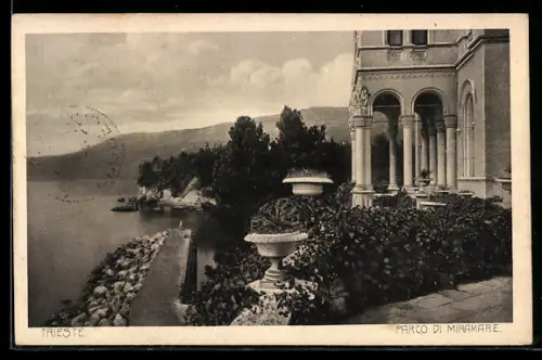 AK Trieste, Parco di Miramare, vista sul mare e giardino con colonne eleganti
