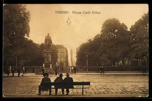 AK Torino, Piazza Carlo Felice con statua e persone sedute su una panchina