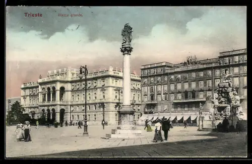 AK Trieste, Piazza grande con colonna e edifici storici sullo sfondo