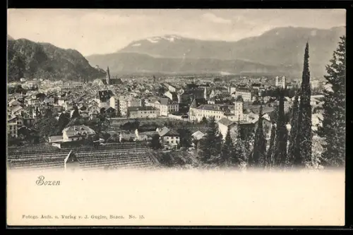 AK Bozen, Vista panoramica della città circondata da montagne