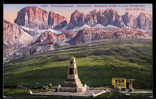 AK Pordoijoch /Dolomiten, Dolomitenstrasse, Passhöhe und Sellagruppe mit Denkmal und Kutsche