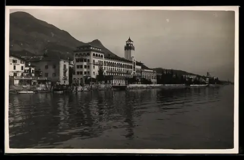 AK Gardone /Lago di Garda, Panorama mit Hotel