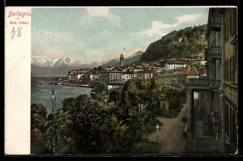 AK Bellagio, Vista del Grand Hôtel e del lungolago con montagne sullo sfondo