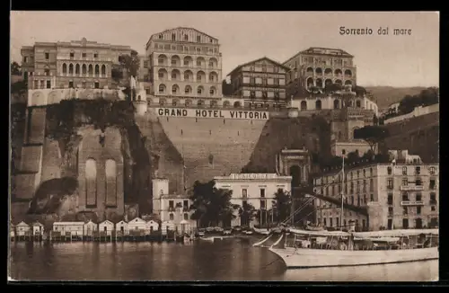 AK Sorrento, Vista del Grand Hotel Vittoria dal mare con imbarcazione in primo piano
