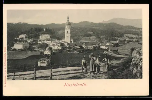 AK Kastelruth, Panorama del villaggio con gente in abiti tradizionali