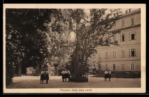 AK Torino, Piazzale detto Sala verde con persone sedute