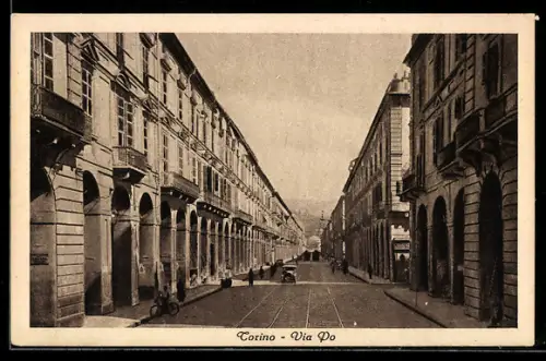 AK Torino, Via Po con architetture storiche e persone sul marciapiede