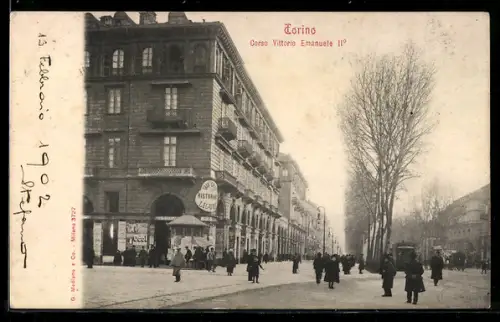 AK Torino, Corso Vittorio Emanuele II, scena di strada animata con passanti e edifici storici