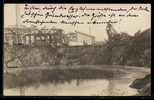 Foto-AK Oppau, Explosion der Stickstoff-Fabrik 21.9.1921, Explosionstrichter mit aufgestiegenem Grundewasser