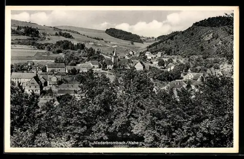 AK Niederbrombach /Nahe, Ortsansicht mit Kirche und umliegender Landschaft